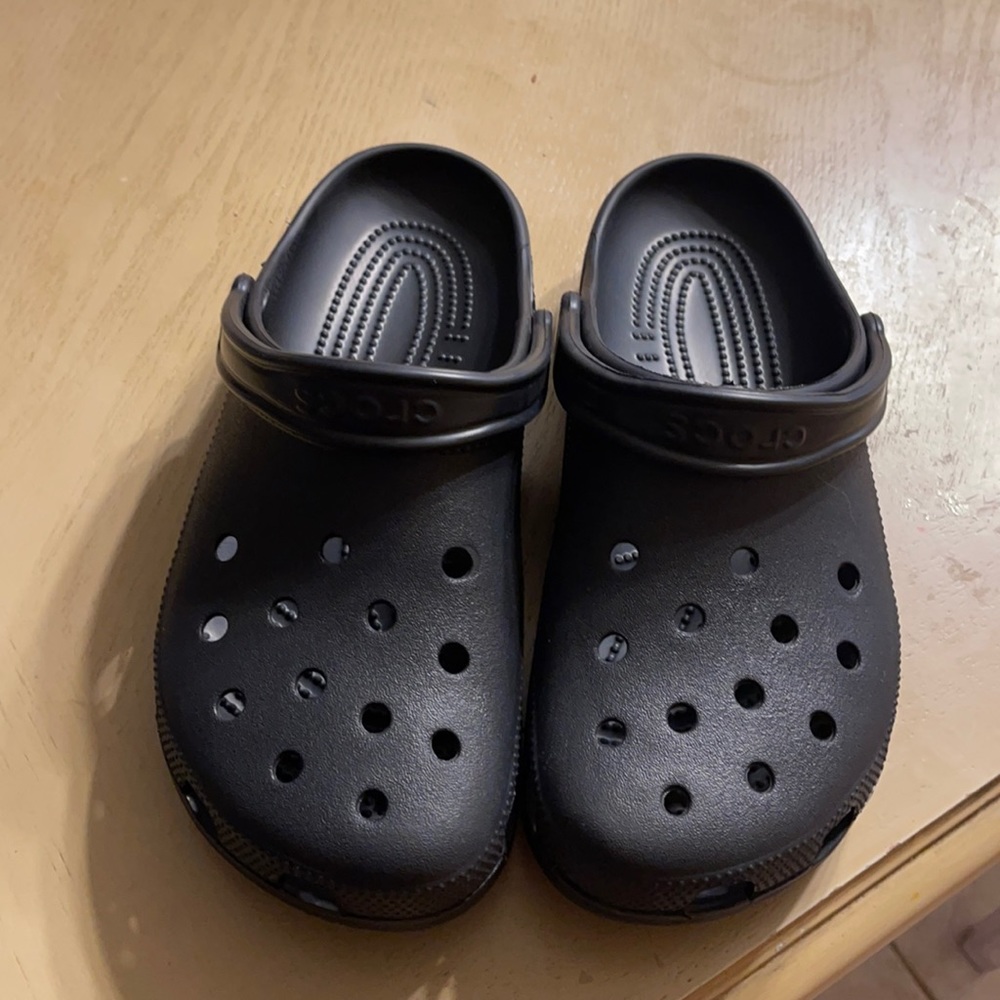 Used Men’s size 8, women’s 10, Black crocs